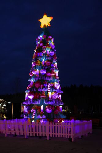 Die Besucher im LEGOLAND Deutschland staunten über den 10 Meter hohen LEGO DUPLO Baum, der dieses Jahr zum Internationalen Tag der Menschen mit Behinderung am 3. Dezember in lila Licht getaucht im Park erstrahlte.