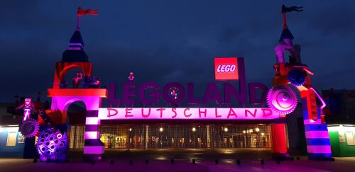Beim Purple Light Up 2021 erstrahlte das LEGOLAND Eingangsportal in lila.
