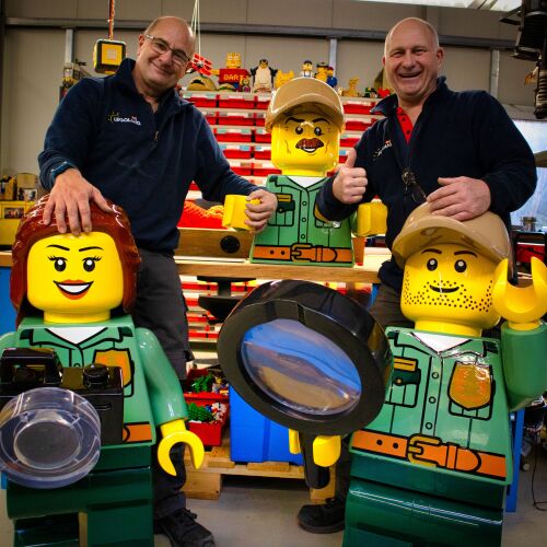 In der neuen Waldabenteuer Lodge im LEGOLAND Feriendorf, die pünktlich zum Saisonstart am 16. März eröffnet wird, ziehen auch viele neue LEGO Modelle ein, darunter die Ranger Alex und Lena.