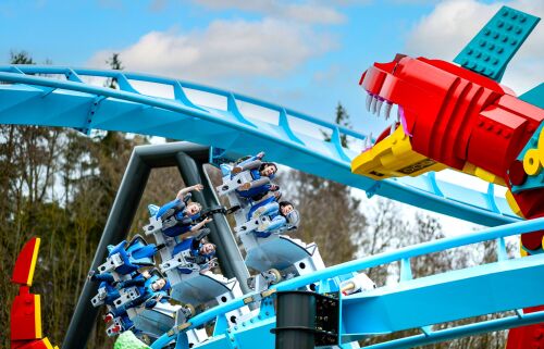 Auf dem Rücken des Wing Coasters MAXIMUS fliegen die Gäste durch den 2023 neu eröffneten Themenbereich LEGO MYTHICA.