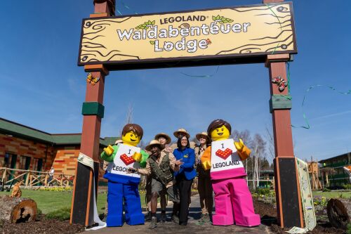 LEGOLAND Deutschland Geschäftsführerin Manuela Stone freut sich mit den Rangern über die Eröffnung der neuen Waldabenteuer Lodge im LEGOLAND Feriendorf.