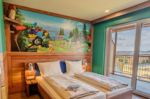 In den Zimmern der Waldabenteuer Lodge im LEGOLAND Feriendorf kann die Wald- und Wiesenwelt von den Gästen mithilfe von Augmented Reality zum Leben erweckt werden.