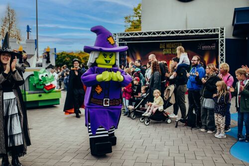 Die Parade erhält ein schaurig-schönes Gewand und wird auch von den LEGOLAND Bewohnern mit Gruselfaktor, wie Frankenstein, der Hexe Pimpinella oder der Mumie, begleitet.