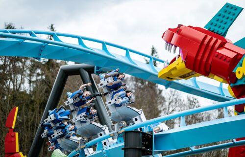 Der Wing Coaster MAXIMUS - Der Flug des Wächters rauscht auch im Winter durch die neue Themenwelt LEGO® MYTHICA im LEGOLAND Deutschland. 