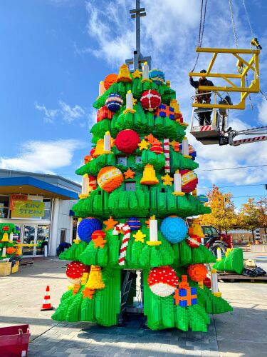 Der besondere Weihnachtsbaum zum WinterWonder LEGOLAND besteht aus 365.000 LEGO DUPLO Steinen ist 5 Tonnen schwer und hat eine Höhe von 10 Metern