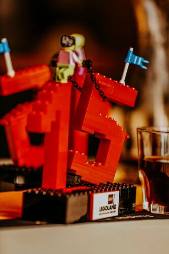 Bei der Golden Night 2023 wurden knapp 120 Urkunden und LEGO Modelle übergeben und saisonale sowie festangestellte Mitarbeiter für 5, 10, 15 oder 20 Jahre Einsatz und Engagement für das LEGOLAND Deutschland geehrt.