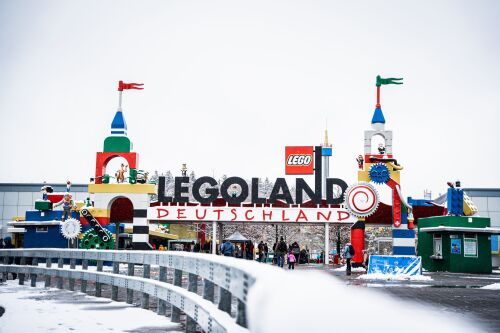 Am 24. November öffent das LEGOLAND Deutschland seine Tore und präsentiert erstmalig das WinterWonder LEGOLAND mit Winterdorf, Eislaufbahn, einem magisch-winterlichen MINILAND, Achterbahn-Action sowie beeindruckenden Shows und Events.