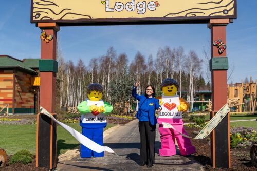 LEGOLAND Deutschland Geschäftsführerin Manuela Stone eröffnet die neue Waldabenteuer Lodge im LEGOLAND Feriendorf. 