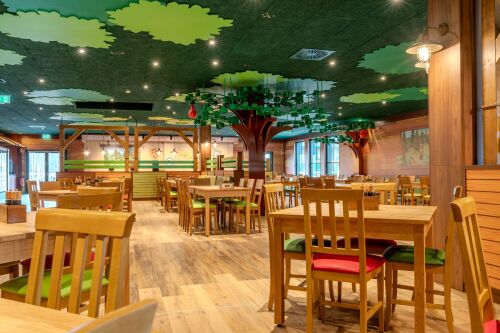 Das Restaurant "Hungriger Bär" im neuen Übernachtungsbereich der Waldabenteuer Lodge im LEGOLAND Feriendorf verwöhnt seine Gäste mit bayerisch-alpenländischer Küche.