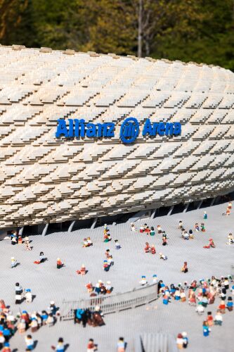 Im MINILAND des LEGOLAND Deutschland Resorts feuern im detailgetreuen LEGO Nachbau der Allianz Arena bereits jetzt über 30.000 Fans ihre Lieblingsteams an.