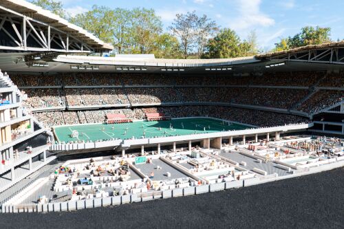Im MINILAND des LEGOLAND Deutschland Resorts feuern im detailgetreuen LEGO Nachbau der Allianz Arena bereits jetzt über 30.000 Fans ihre Lieblingsteams an.