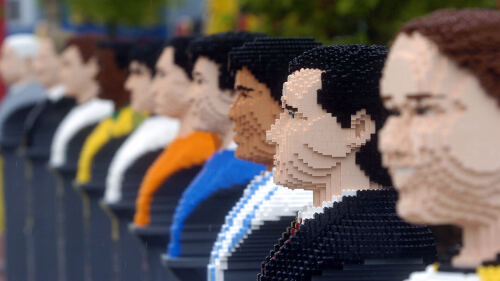 Beim Fußball Aktionswochenende im LEGOLAND Deutschland am 15. und 16. Juni können große und kleine LEGO Bauer im Kreativ-Zentrum des Parks "Rebuild the World" aus verschiedenen LEGO Elementen die Lieblingsflaggen und -trikots ihrer Favoriten-Teams nachbauen.