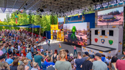 Vom 29. Juni bis 8. September können die Besucher des LEGOLAND Deutschland Resorts die weltweit einzigartige LEGO DREAMZzz Sommershow auf der neu gestalteten LEGO Arena bestaunen. 