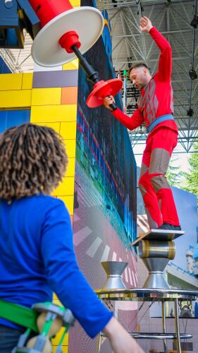 Bei der eigens für das LEGOLAND Deutschland entwickelten LEGO DREAMZzz Sommershow erleben die Besucher spektakuläre Akrobatik-Acts mit international renommierten Künstlern.