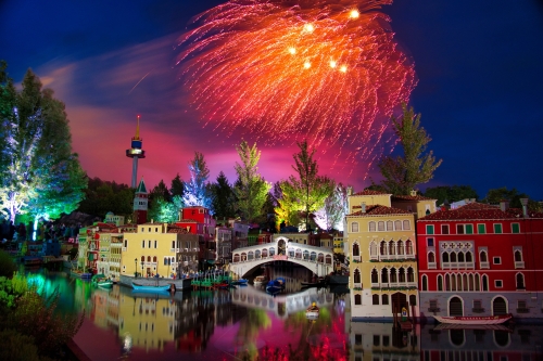 Bei den Langen Sommer-Nächten im LEGOLAND Deutschland am 27. Juli sowie 3. & 10. August erhellt ein spektakuläres Feuerwerk den sommerlichen Nachthimmel, das den Gästen noch lange in Erinnerung bleiben wird.