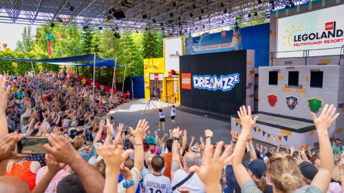 Noch bis zum 8. September können die Besucher des LEGOLAND Deutschland Resorts die traumhafte LEGO DREAMZzz Sommershow mit spektakulärer Artistik in der neu gestalteten LEGO Arena bestaunen.