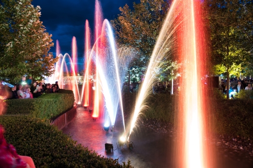 In der Lagune vor dem MINILAND im LEGOLAND Deutschland gibt's täglich bis zum 10. August spritzige Wassershows, die ab der Abenddämmerung von Lichterspielen ergänzt werden.