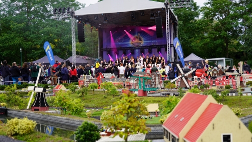 Bei den Langen Sommer-Nächten im LEGOLAND Deutschland am 27. Juli sowie 3. & 10 August erleben die Besucher Livemusik, Show-Acts und ein Event-Programm bis in die Abendstunden.