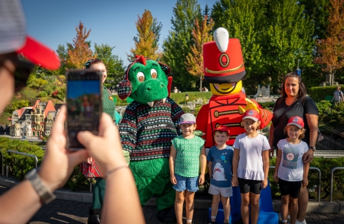 Mit Elfen, LEGO® Weihnachtsmann und Spielzeugsoldat verteilte Parkdrache Oli Geschenke an die verdutzten LEGOLAND® Sommergäste und gab damit einen Vorgeschmack auf das bevorstehende WinterWonder LEGOLAND.