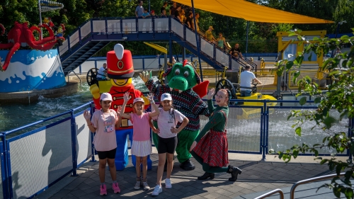 Im LEGOLAND® Deutschland Resort herrscht ausgelassene Sommerlaune bei Wasserspaß, schlecken Eis und treffen den Weihnachtsmann? Parkdrache Olli hatte sich offenbar im Monat geirrt.