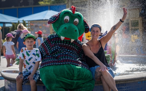 Für Parkdrache Olli ist am 24. Weihnachten und so sorgte das Maskottchen des bayerischen Familien-Freizeitparks bereits im August für eine winterliche Überraschung im LEGOLAND® Deustchland. 