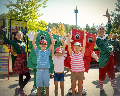 Im LEGOLAND® Deutschland Resort herrscht ausgelassene Sommerlaune bei Wasserspaß, schlecken Eis und treffen auf Weihnachtselfen. Ja ist denn am 24. August schon Weihnachten?