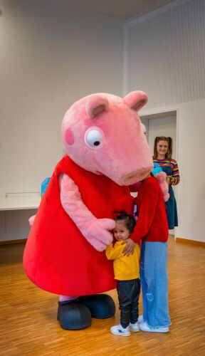 Die Kinder des Ellinor-Holland-Hauses freuten sich über den Besuch von Peppa Wutz vom PEPPA PIG Park Günzburg und nutzten die Chance, ihre Serienheldin persönlich zu treffen.