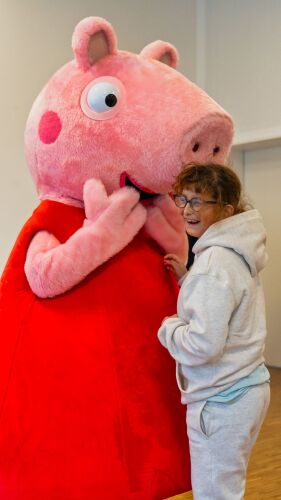 Die Bewohner des Ellinor-Holland-Hauses freuten sich über den Besuch von Peppa Wutz vom PEPPA PIG Park Günzburg und nutzten die Chance, ihre Serienheldin persönlich zu treffen.