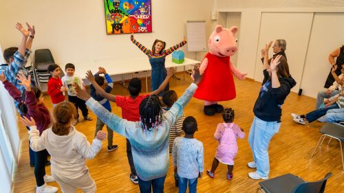 Peppa Wutz aus dem PEPPA PIG Park Günzburg und die Kinder des Ellinor-Holland-Hauses tanzten fröhlich mit, als die beliebte Serienheldin den "Piggle Wiggle" anstimmte.