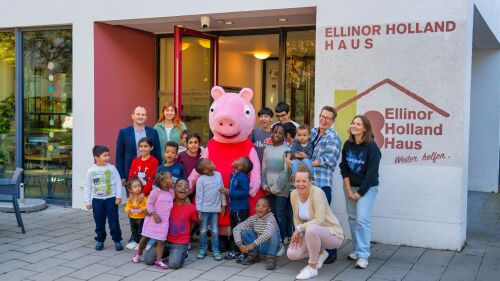 Anlässlich des Weltkindertages am 20. September besuchte Peppa Wutz aus dem PEPPA PIG Park Günzburg das Ellinor-Holland-Haus.