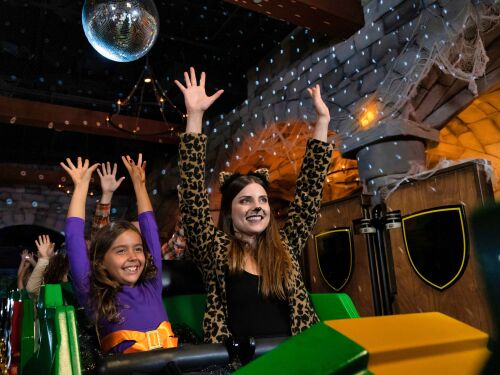 Während der Halloween Monster-Party im LEGOLAND verwandelt sich die Achterbahn "Feuerdrache" im LAND DER RITTER zum "Discodrachen" mit Disco-Lichtern und gespenstischer Musik.