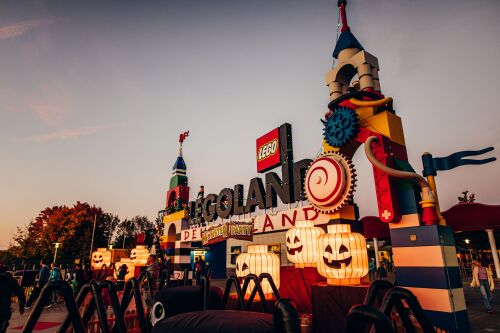 Zahlreiche beleuchtete Kürbisse im LEGOLAND Deutschland Resort sorgen in den Abendstunden für eine ganz besondere Halloween-Atmosphäre.