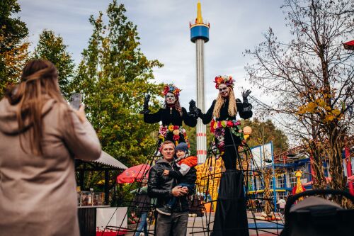 Das größte LEGO Kürbisfeld Deutschlands, Live-Musik, Mitmachaktionen und freundliche Gruselgestalten machen den Besuch des LEGOLAND Deutschland Resorts an Halloween zu einem unvergesslichen Erlebnis.