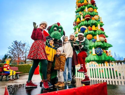 Der 10 Meter hohe LEGO DUPLO Weihnachtsbaum ist der absolute Blickpunkt, der beim täglichen "Lighting the Tree" um 16:30 Uhr in festlichem Glanz erstrahlt. 