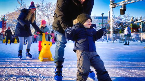 Auch beim diesjährigen WinterWonder LEGOLAND vom 23.11.-06.01. können die Gäste auf der beliebten Eislaufbahn ihre Runden drehen und an ausgewählten Tagen professionellen Einskunstläufern bei ihrem Können zuschauen.