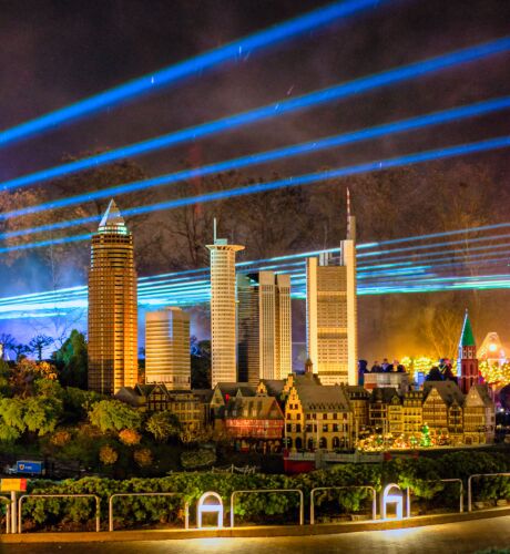 Am Abend setzt eine spektakuläre, mit Musik untermalte Lasershow im LEGOLAND MINILAND den glanzvollen Höhepunkt an einem perfekten Wintertag.