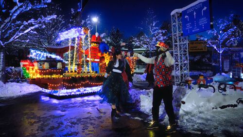 Jeden Tag um 17:30 Uhr zieht die WinterWonder LEGOLAND Parade mit dem Weihnachtsmann und seinem Schlitten durch den Park.