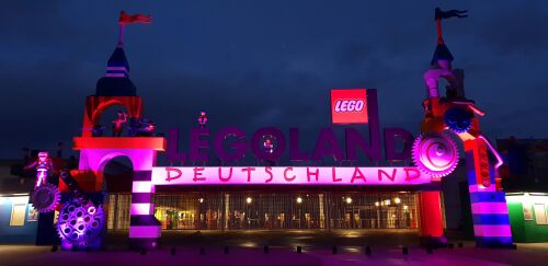 Das LEGOLAND Portal erstrahlte in den vergangenen Jahren anlässlich des Purple Light Days auch in lila.