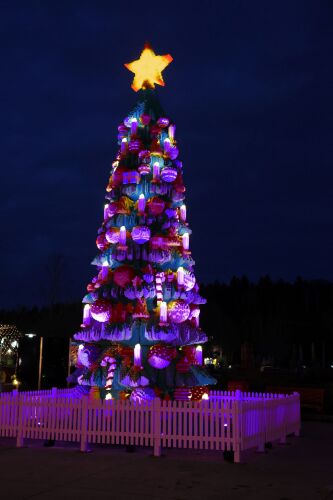 Der LEGO DUPLO Weihnachtsbaum im LEGOLAND Deutschland erstrahlte letztes Jahr beim Purple Light Up Day in der Farbe lila.