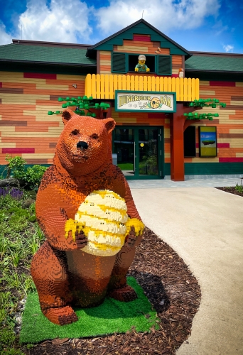 Kulinarische Highlights für die Eltern und grenzenloser Spielspaß für den Nachwuchs im Restaurant „Hungriger Bär“ des LEGOLAND® Feriendorfs. 