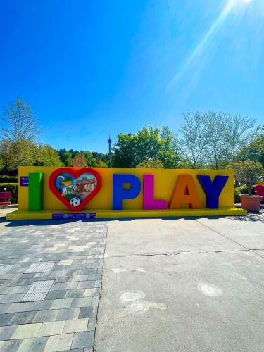 Im LEGOLAND Deutschland Resort wurde ein gigantisches LEGO Herz enthüllt, das die Liebe zum Spiel symbolisiert und gleichzeitig den Auftakt für das LEGO Festival bildet, das vom 3. Mai bis 22. Juni stattfinden wird.