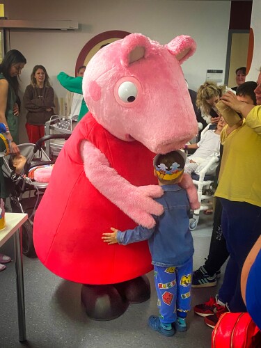 Peppa Pig schaute bei den jüngsten Patienten auf der pädiatrischen Station vorbei, um ausgelassen zu tanzen und den Kleinsten besondere Momente voller Lachen und Freude zu schenken. 
