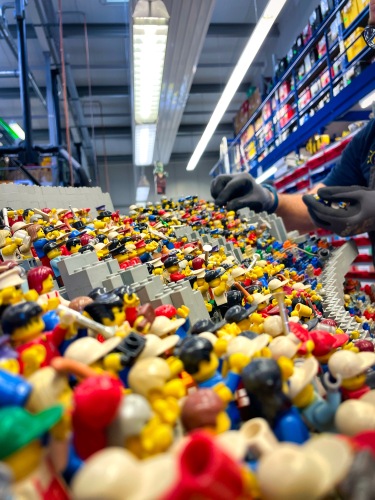 Die Allianz Arena im MINILAND des LEGOLAND Deutschland Resorts feiert 20-jähriges Jubiläum und wurde aus diesem Anlass von den LEGOLAND Designern in rund fünfmonatiger Arbeit aufwendig modernisiert.
