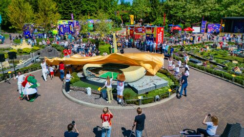Bei der Enthüllung der modernisierten LEGOLAND Allianz Arena im MINILAND zogen junge Nachwuchsfußballer aus der Region das goldene Tuch vom Stadionmodell.