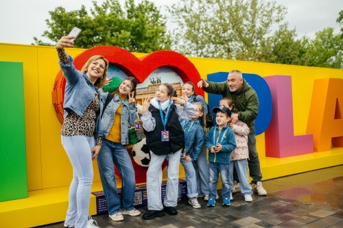 Beim ersten globalen LEGO Festival haben Familien in sieben LEGOLAND Resorts bisher 72.928 Play Pacts abgeschlossen.