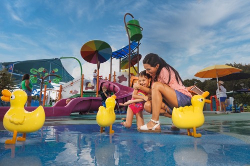 Die fünfwöchige "Hallo Baby"-Party findet vom 16. Juni bis 20. Juli 2025 statt. Der PEPPA PIG Park Günzburg hat in diesem Zeitraum täglich geöffnet (9:30–17:00 Uhr, Änderungen vorbehalten).