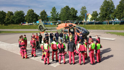 Bei einer groß angelegten Höhenrettungsübung im LEGOLAND Deutschland Resort trainierten Einheiten der Berufsfeuerwehren München und Augsburg, die SAR-Bundeswehr-Helikopter-Staffel aus Niederstetten sowie das Hubschrauberunterstützungsteam aus Neuburg an der Donau Hand in Hand mit Teams des Freizeitparks Resorts. 