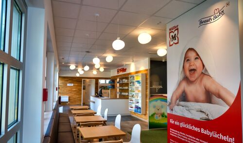 Familien finden im Baby Service powered by Müller komfortable Wickelplätze, bequeme Still- und Sitzgelegenheiten sowie eine kleine Küchenecke zur unkomplizierten Zubereitung von Babynahrung.