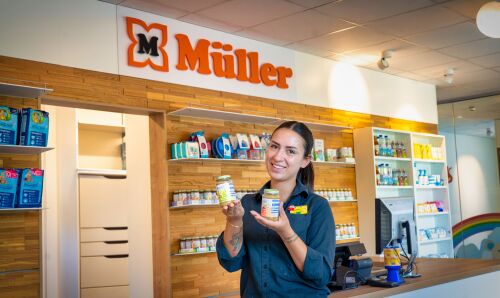 Im Baby Service bietet Müller eine umfangreiche Auswahl an hochwertigen Baby- und Kleinkindprodukten wie Windeln, Feuchttücher, kinderfreundliche Getränke und Babynahrung.