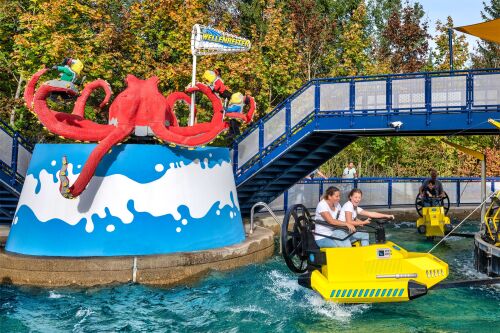 An heißen Sommertagen sorgen spritzige Wasserattraktionen im LEGOLAND Deutschland Resort für die perfekte Abkühlung.